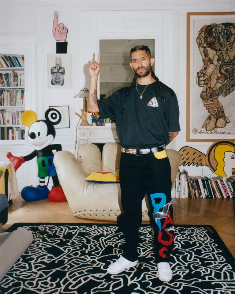 Голуби, глаза и мрамор: Palace и Жан-Шарль де Кастельбажак выпустили арт-коллаб о мире и медиа