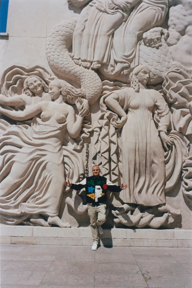 Голуби, глаза и мрамор: Palace и Жан-Шарль де Кастельбажак выпустили арт-коллаб о мире и медиа