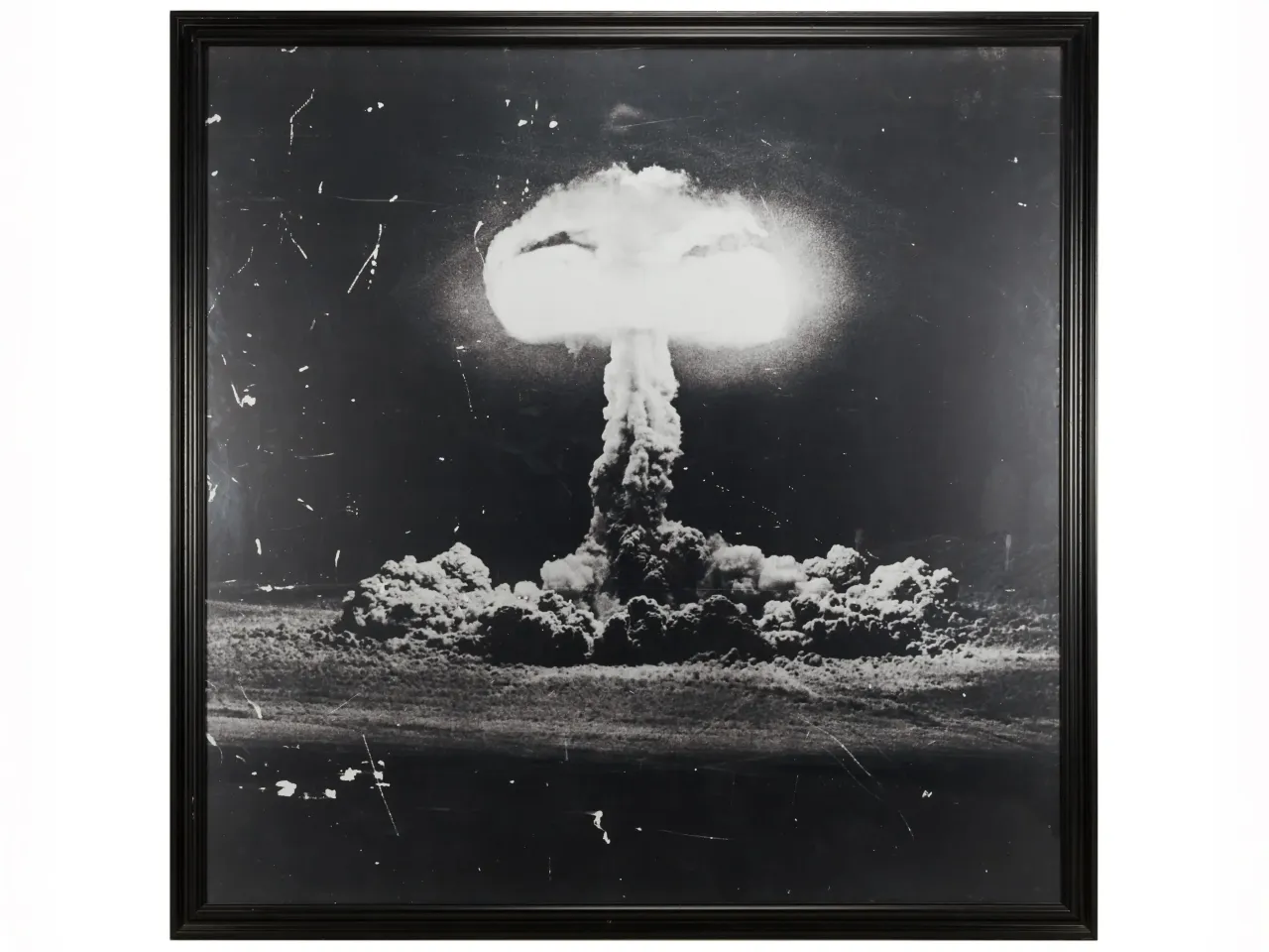 Twin Peaks: The Return — Гордон Коулдың офисіндегі ядролық жарылыстың суреті салынған қара жиектеме | Julien*s