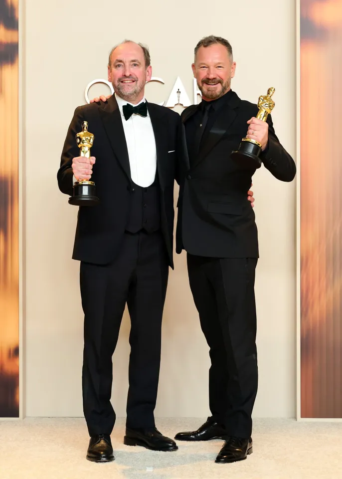 (Солдан оңға қарай) Нэйтан Краули және Ли Сандалес – «Зұлым: Батыстың мыстаны туралы ертегі» фильмі үшін «Үздік қоюшы-суретші жұмысы» номинациясының жеңімпаздары | Getty Images