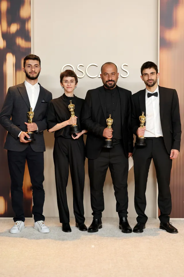 (Солдан оңға қарай) Базел Адра, Рэйчел Сзор, Хамдан Баллал және Юваль Абрахам – «Басқа жер жоқ» фильмі үшін «Үздік толықметражды деректі фильм» номинациясының жеңімпаздары | Getty Images