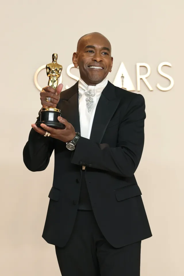 Пол Тэйзуэлл – «Зұлым: Батыстың мыстаны туралы ертегі» фильмі үшін «Үздік костюм дизайны» номинациясының жеңімпазы | Getty Images