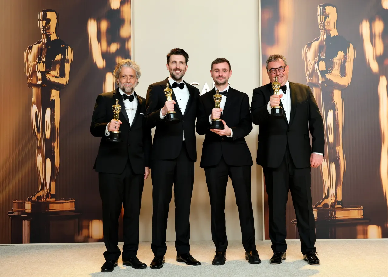 (L-R) Пол Ламберт, Стивен Джеймс, Рис Салкомб және Герд Нефцер, «Дөң: Екінші бөлім» үшін үздік визуалды эффектілердің жеңімпаздары | Getty Images