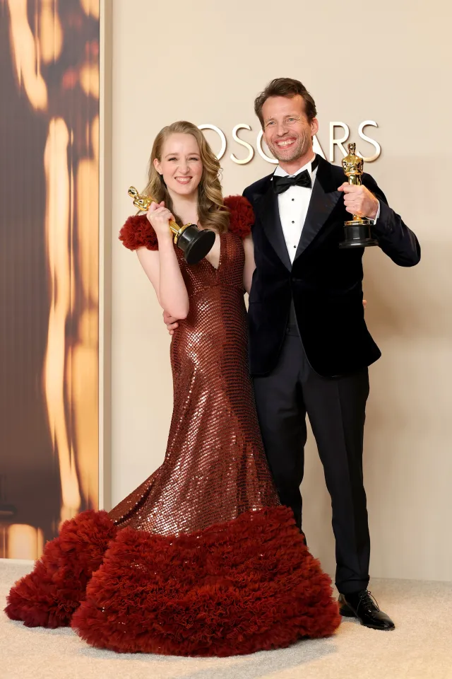 (Солдан оңға) Виктория Уормердам мен Трент, «Мен робот емеспін» фильмі үшін «Үздік қысқаметражды фильм» сыйлығының лауреаттары | Getty Images