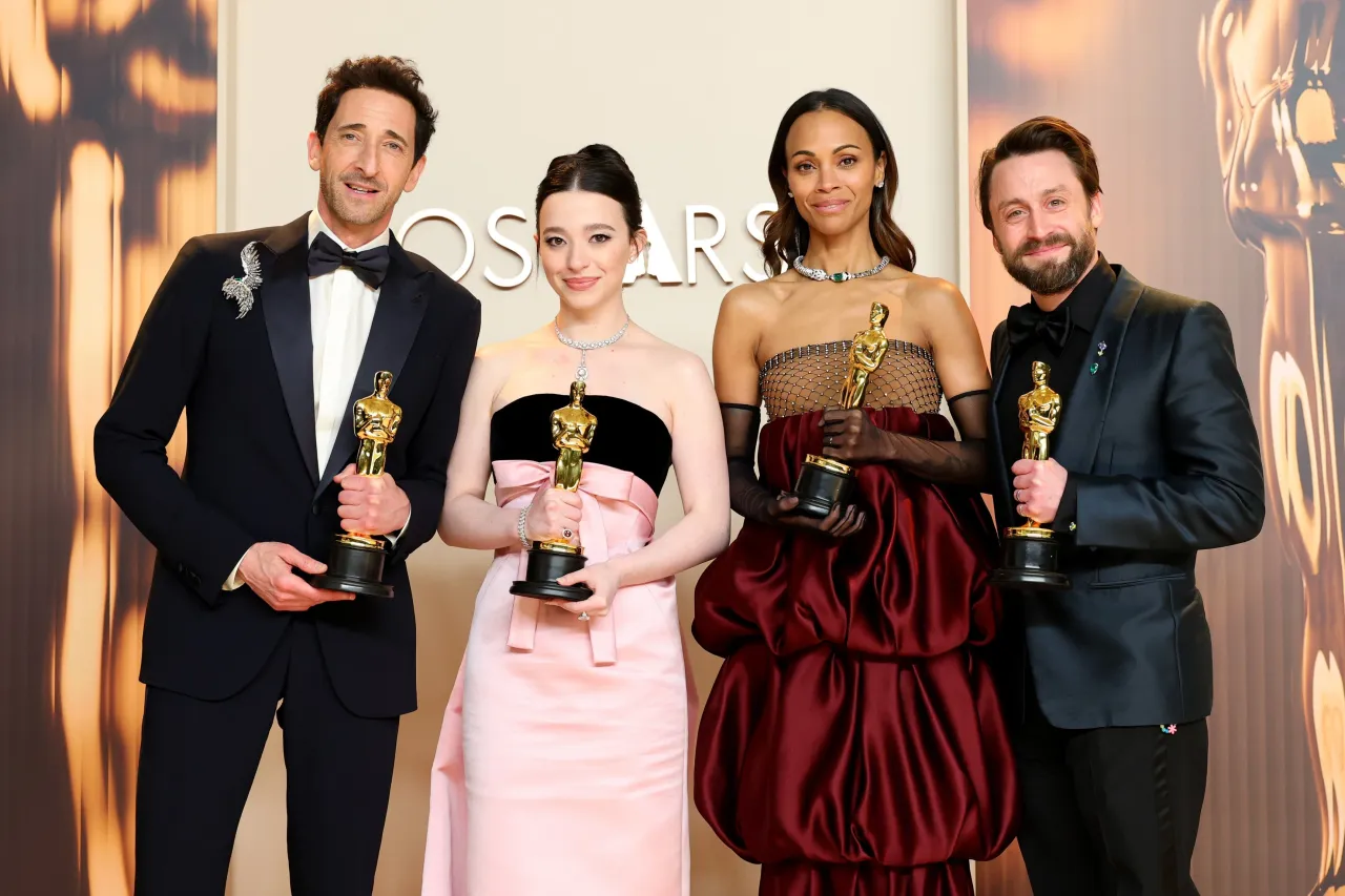 (L-R) Эдриен Броуди, Майки Мэдисон, Зои Салдана және Киран Калкин 97-ші жыл сайынғы Оскар марапаттау рәсімі кезінде баспасөз бөлмесінде суретке түсті | Getty Images