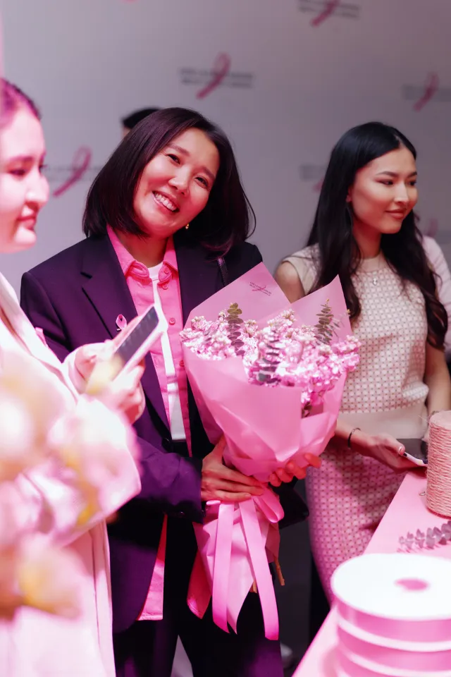 Красота объединяет: в Estée Lauder Companies запустили ежегодную кампанию по борьбе с раком груди