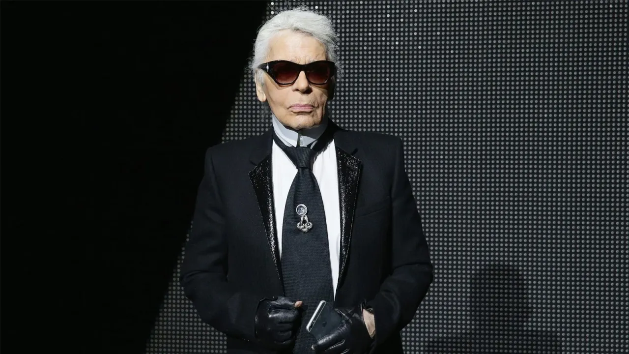 Карл Лагерфельд посещает показ мужской одежды Dior осень-зима 2016/2017 в Париже | Getty Images