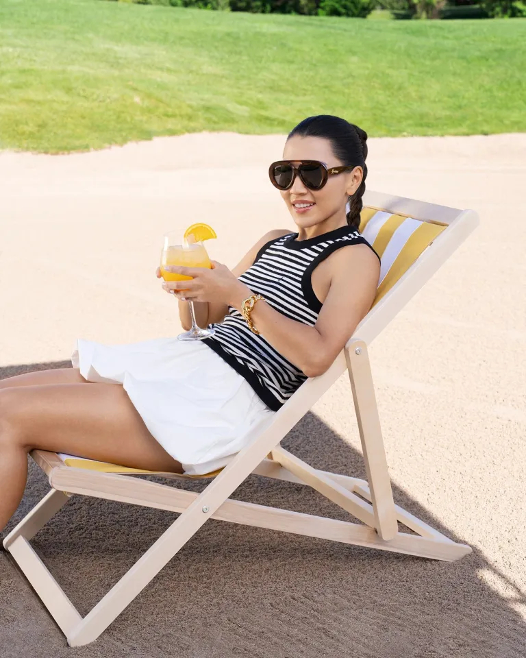 Топ и браслет Saint Laurent, юбка Dunst,
очки Loewe (Saks Fifth Avenue Almaty)