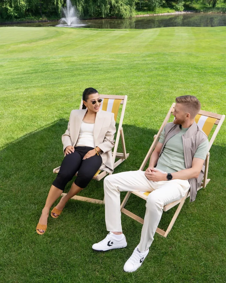 На Салтанат: жакет, браслет, серьги,
очки Saint Laurent, топы Toteme, капри и мюли
Jacquemus (Saks Fifth Avenue Almaty)
На Алексее: жилет и брюки Marco Pescarolo,
футболка Fedeli (Saks Fifth Avenue Almaty)