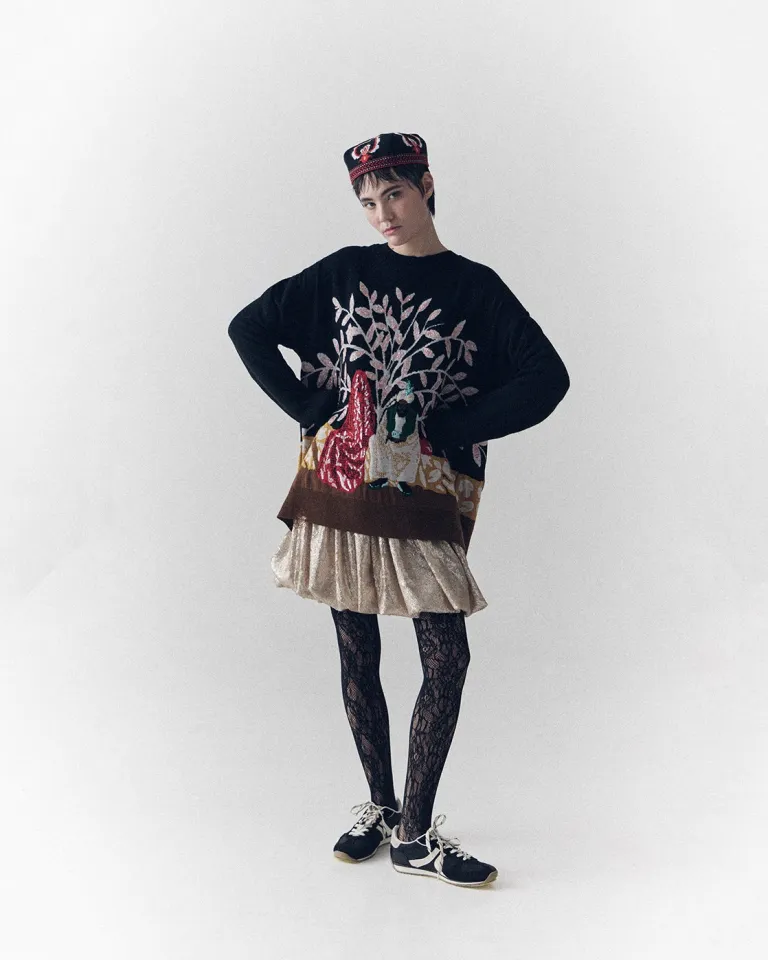 Тюбетейка, свитер, юбка: Lali; колготки, кроссовки: собственность стилиста