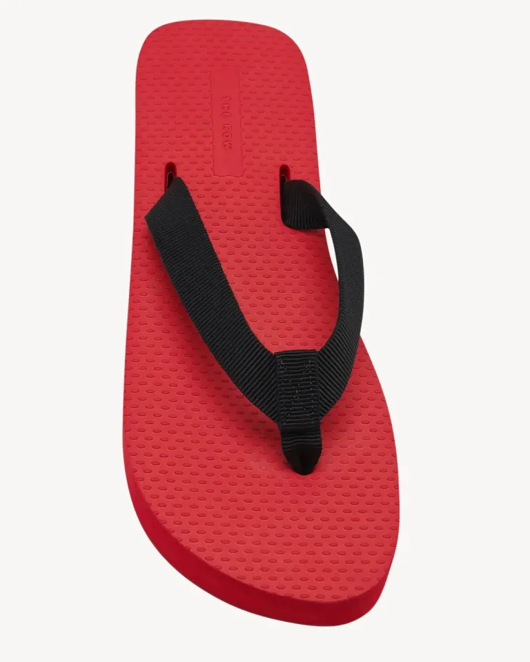 Почему шлепки The Row за $750 – это самая желанная обувь этого лета