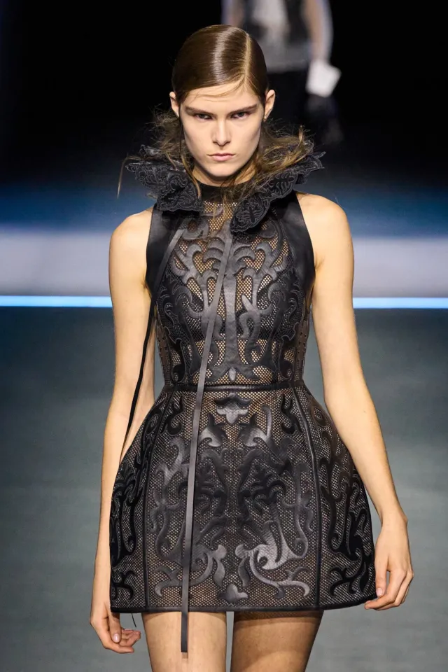 Гигантский лифчик и кринолины: самое интересное с первой половины Paris Fashion Week