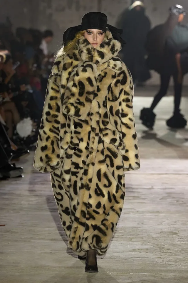 Гигантский лифчик и кринолины: самое интересное с первой половины Paris Fashion Week