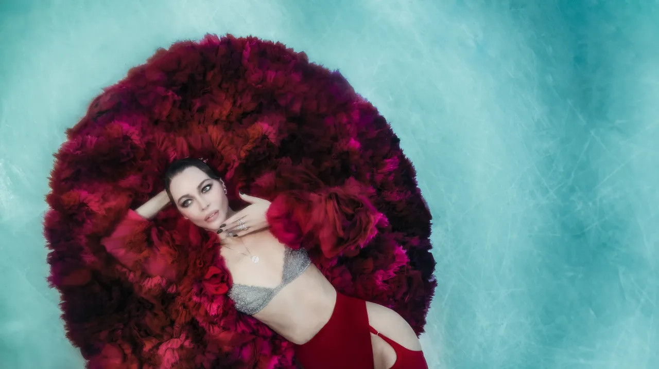 Пальто из органзы и шифона, вязаное бра, ботфорты с подтяжками, Ulyana Sergeenko Haute Couture, серьги, кольца, подвеска Josephine Aigrette и подвеска Jeux de Liens Harmony, Chaumet | Фотограф: Esra Sam