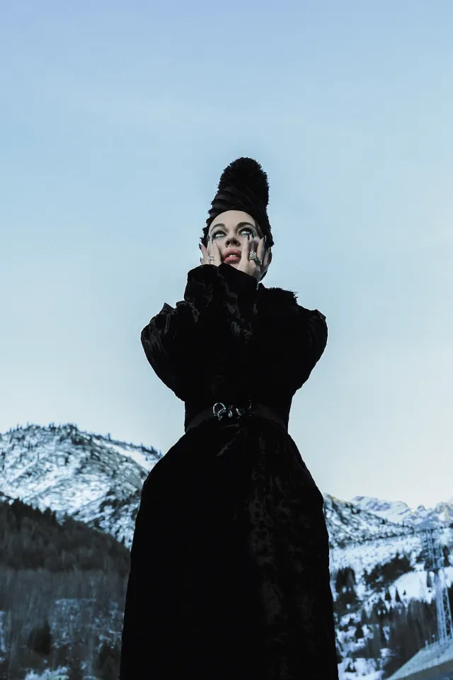 Пальто из бархата, пояс с хрусталем, головной убор, Ulyana Sergeenko Haute Couture, кольца Josephine Aigrette Chaumet | Фотограф: Esra Sam