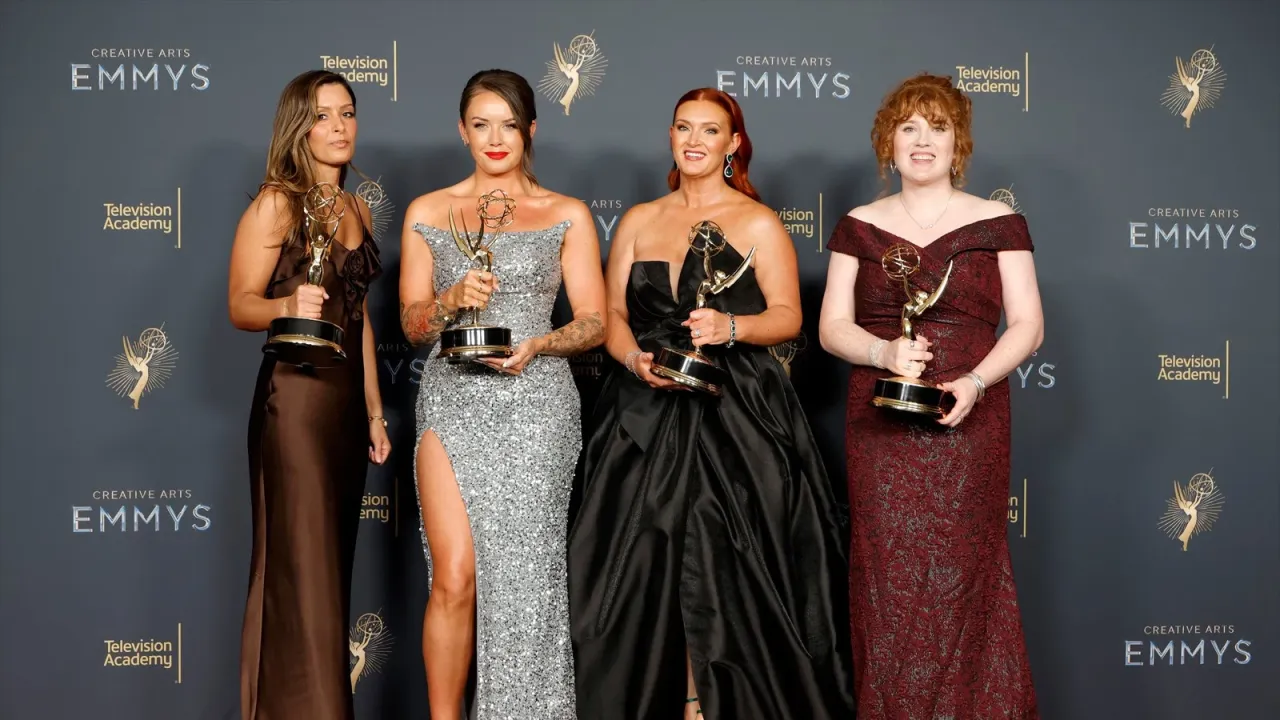 Победители премии за выдающийся парикмахерский стиль в периодическом или фэнтези / научно-фантастическом проекте за работу над сериалом «Бриджертон» посетили церемонию Creative Arts Emmy Awards 2025 I Getty images