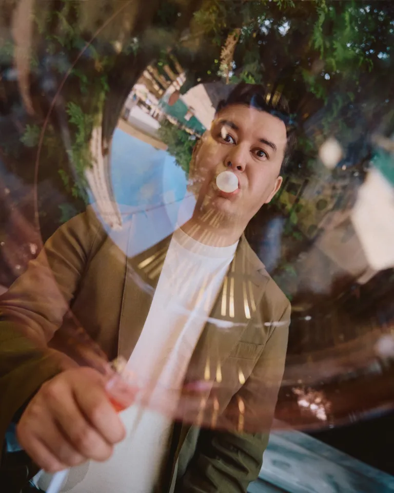 Льняной костюм и футболка: BOSS