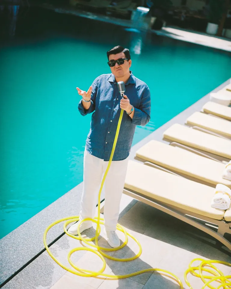 Рубашка и брюки: MV2 Saint Barth
Кожаные кеды: Santoni
Очки: Dior
Браслеты: Moon