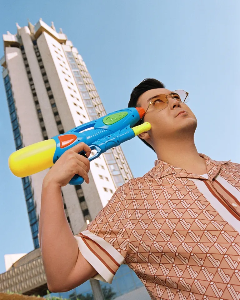 Пижамный костюм: Lacoste
Очки: Fred