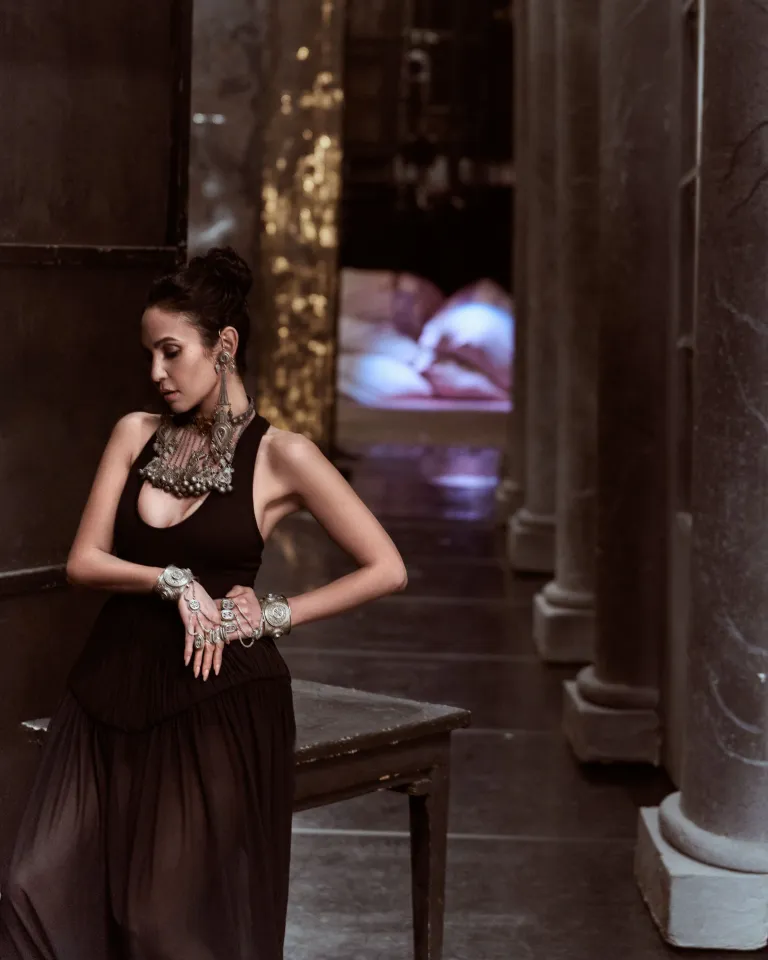 Платье David Koma; серьги для саукеле, бесбiлезiк работы Естая Даубакаева, антикварное ожерелье из частной коллекции