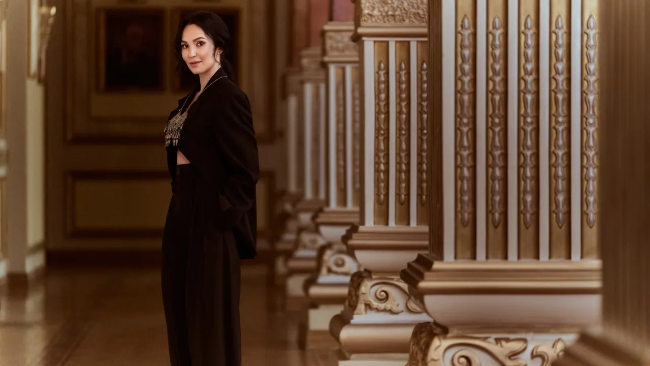 Брючный костюм Alexander Wang (Saks Fifth Avenue Almaty); антикварный ониржиек из частной коллекции