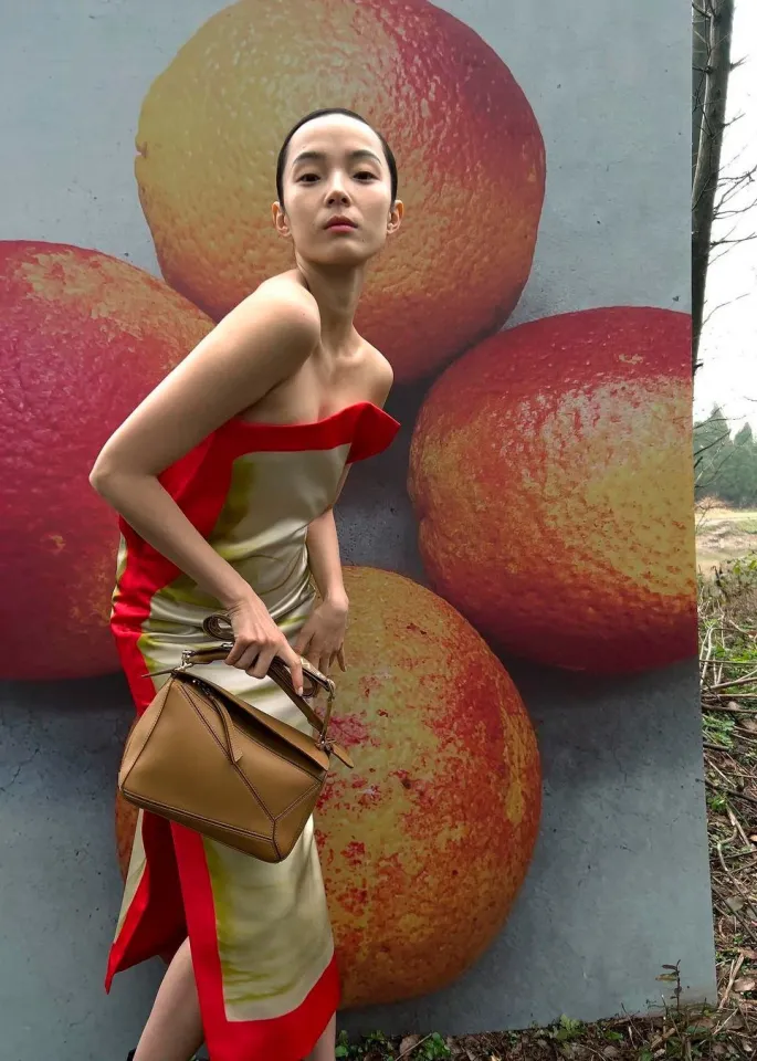 Loewe, Платье-бюстье с принтом | Instagram: @loewe