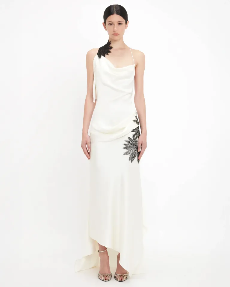 VICTORIA BECKHAM, Асимметричное драпированное платье-камильярд цвета слоновой кости | Фото: victoriabeckham.com