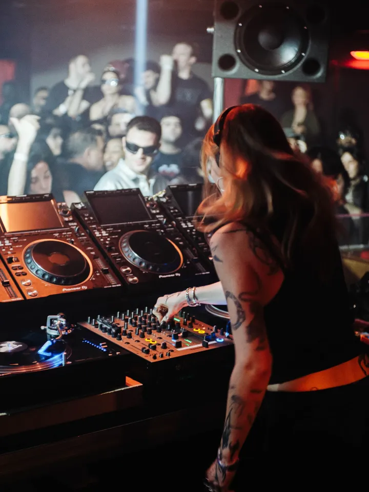 Ночная жизнь Дубая: техно, штрафы и культура