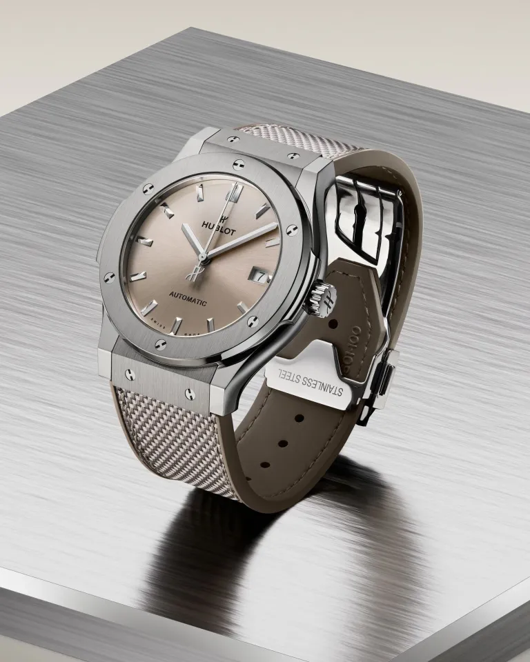 В Hublot представили лимитированную версию Classic Fusion Essential Taupe в новом оттенке