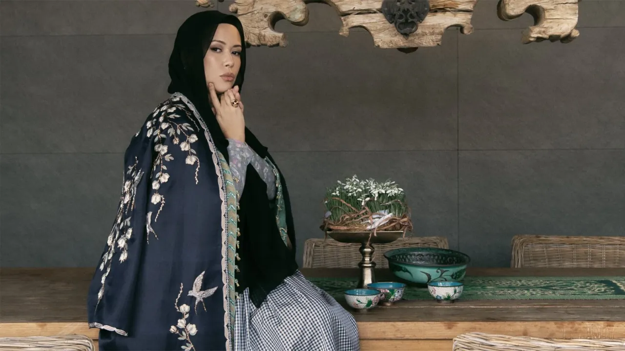 Көйлек пен кардиган – Luisa Beccaria. Шапан, шарф, сақина – Dildora Kasimova. Мюли – Loro Piana.