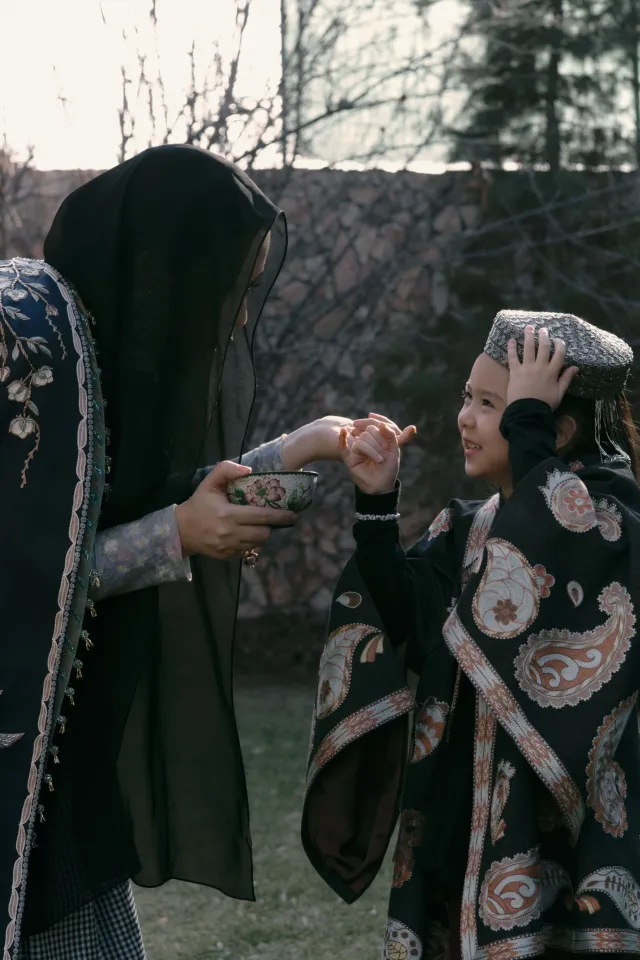 Аминаның үстінде: джинстан тігілген балаларға арналған шапан, моншақпен көмкерілген дәстүрлі тақия – Dildora Kasimova