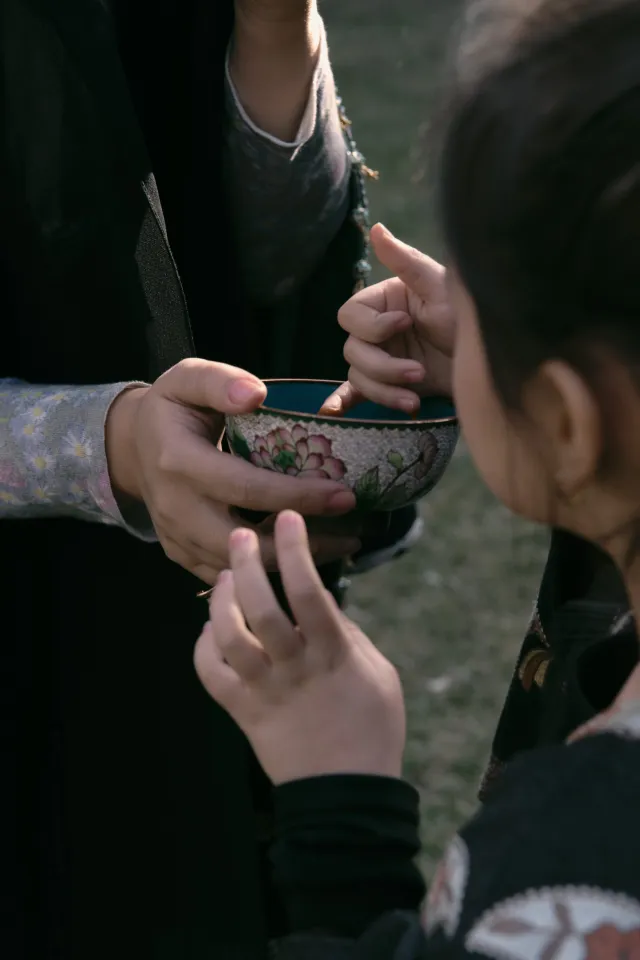 Дилдораның үстінде: көйлек пен кардиган – Luisa Beccaria; шапан, шарф, сақина – Dildora Kasimova