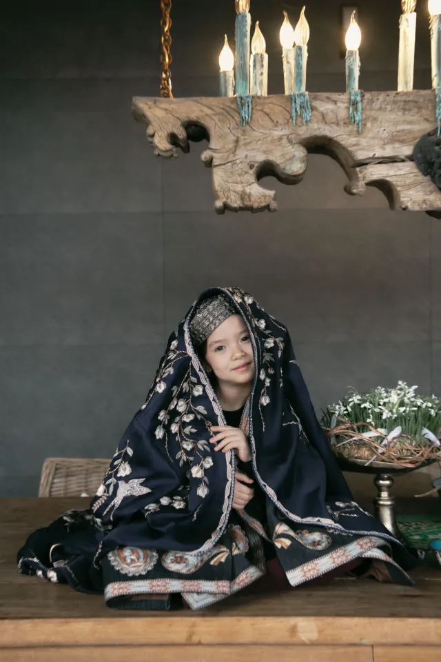 Балаларға арналған джинс шапан, моншақтармен кестеленген өзбек тақиясы, Dildora Kasimova