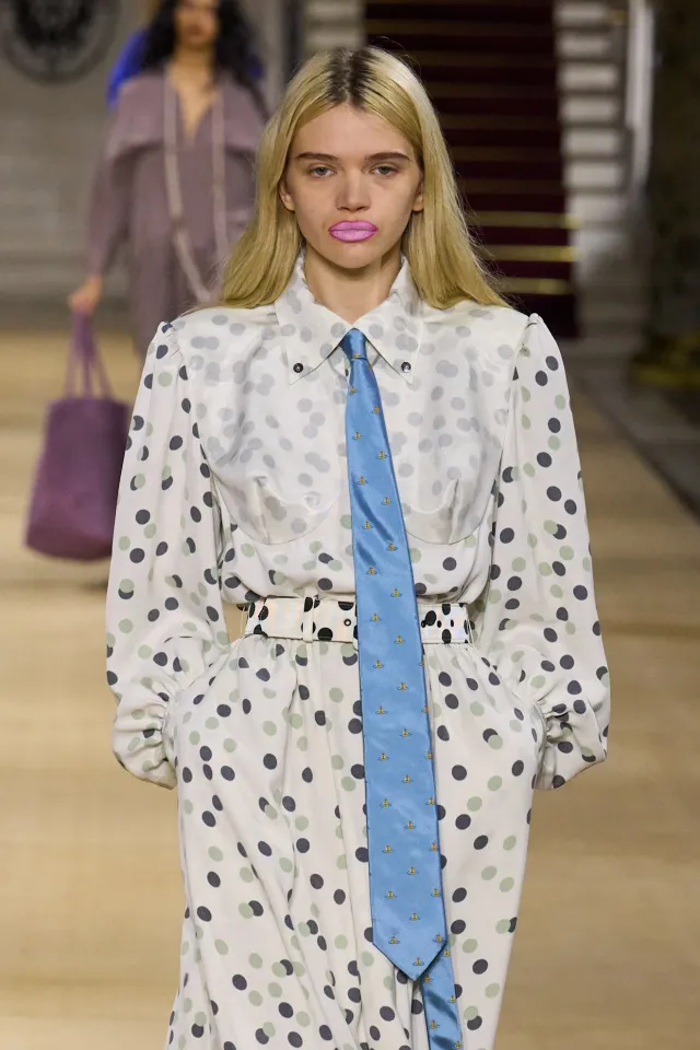 Красный туалет и голубь на подиуме: самое интересное со второй половины Paris Fashion Week