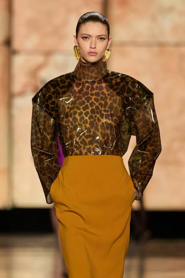 Красный туалет и голубь на подиуме: самое интересное со второй половины Paris Fashion Week