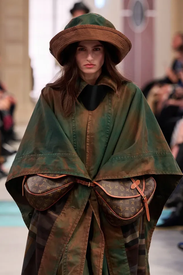 Красный туалет и голубь на подиуме: самое интересное со второй половины Paris Fashion Week