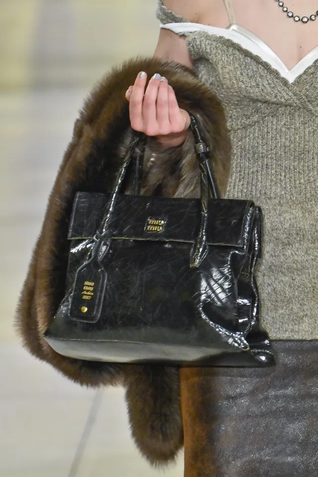 Красный туалет и голубь на подиуме: самое интересное со второй половины Paris Fashion Week