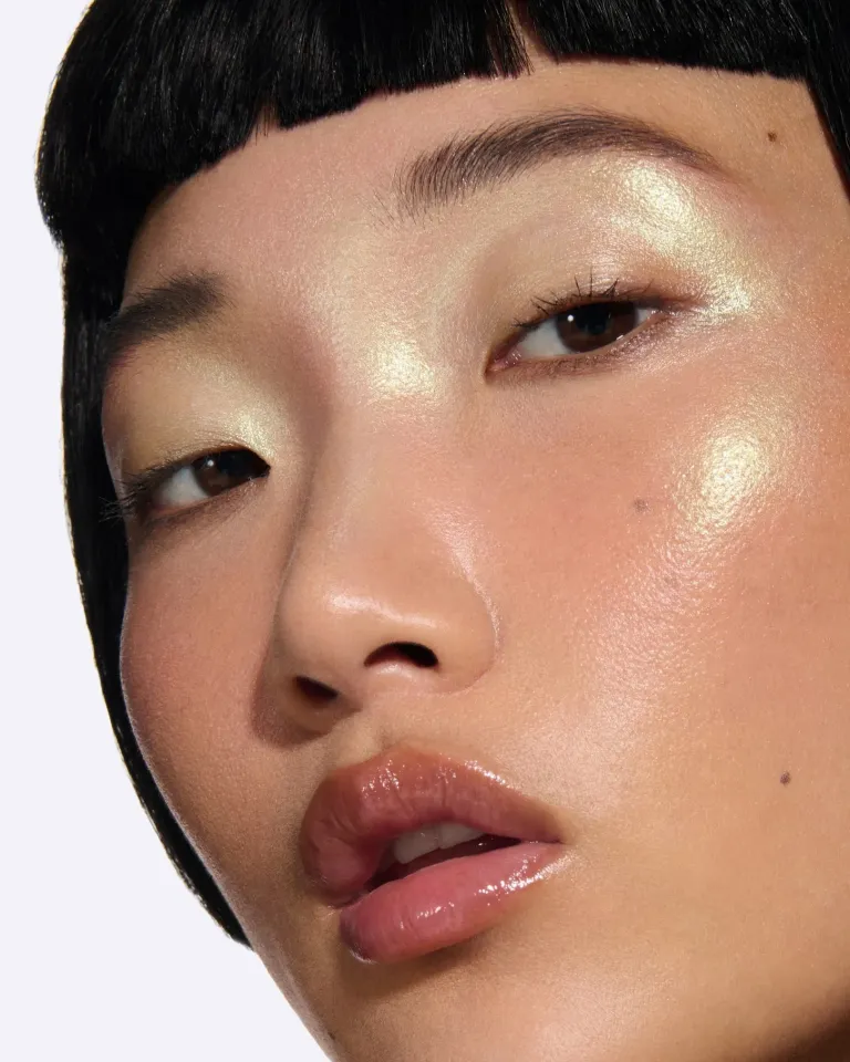 GODMODE: Хлоя Грейс Морец пен Рина Саваяма геймерлерге арналған косметика ұсынды