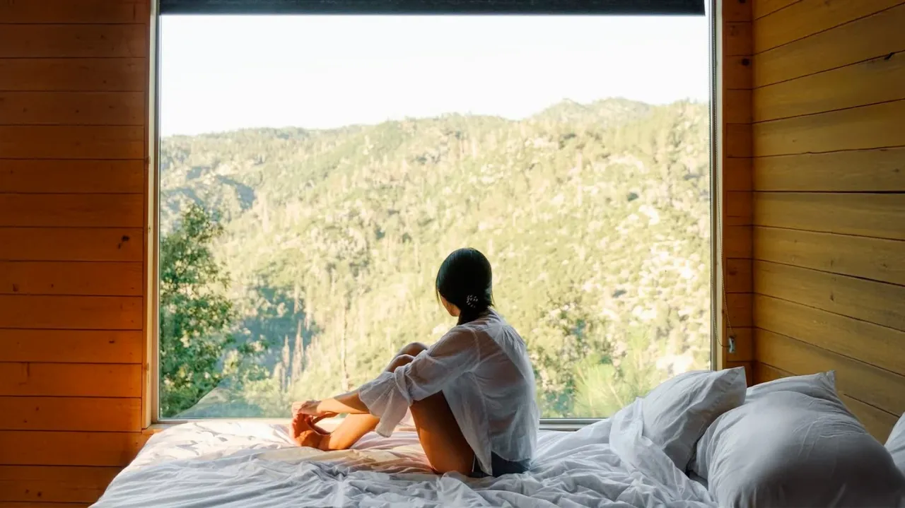 Instagram: @postcardcabins