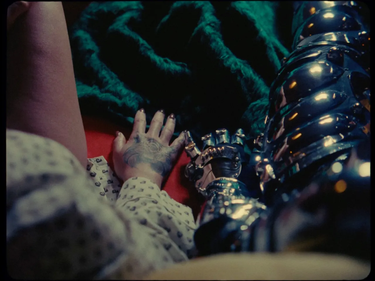 Кадр из клипа Tove Lo – No One Dies From Love