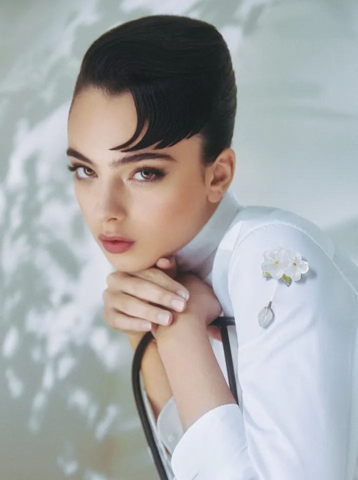 Брошь Cartier Nature Sauvage White Hana из белого золота; рубашка из коллекции стилиста