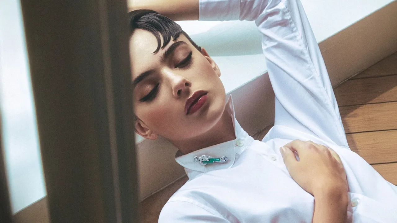 Брошь Cartier Nature Sauvage Panthère Telesma из белого золота с изумрудами, ониксом и бриллиантами; рубашка из коллекции стилиста