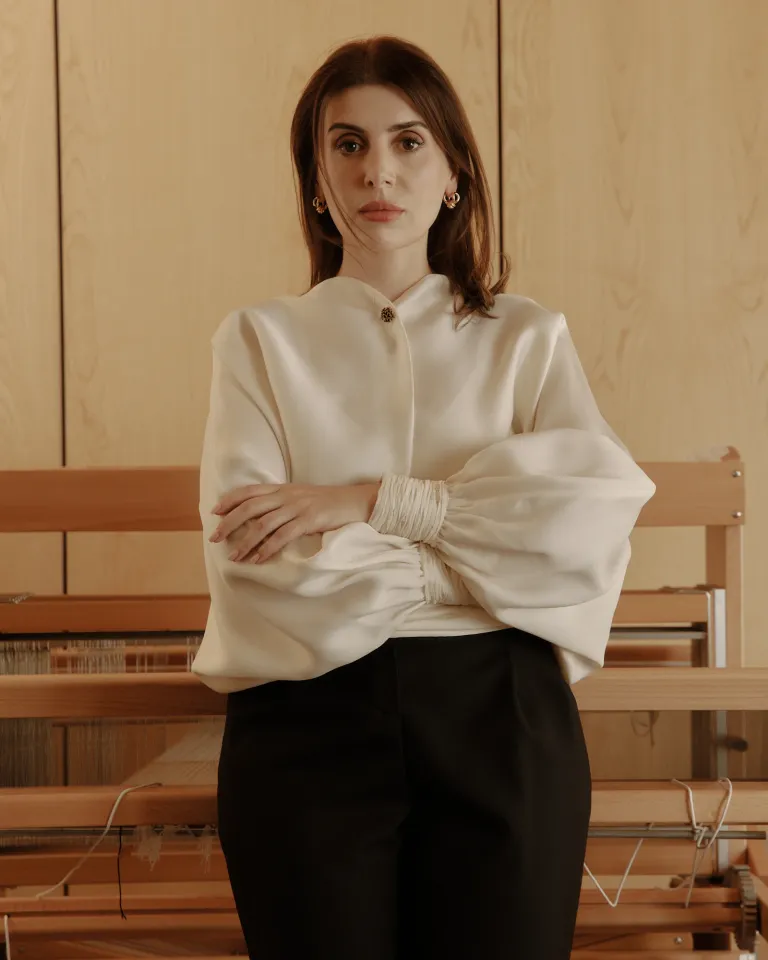 Блуза и юбка Loro Piana, серьги Bottega Veneta