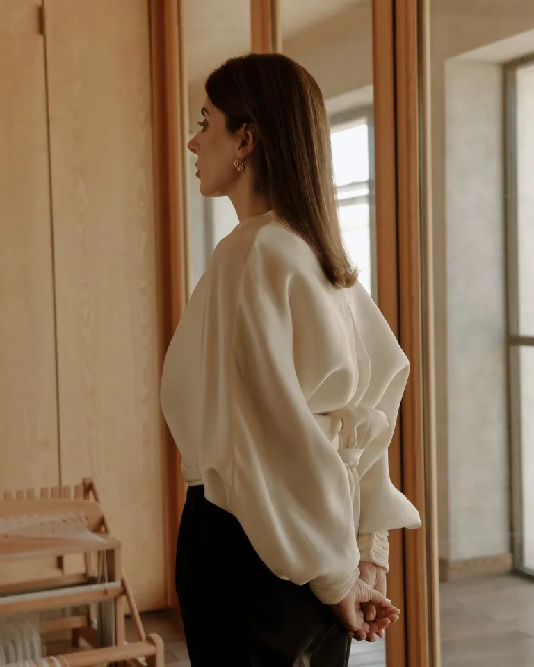 Блуза и юбка Loro Piana, серьги Bottega Veneta