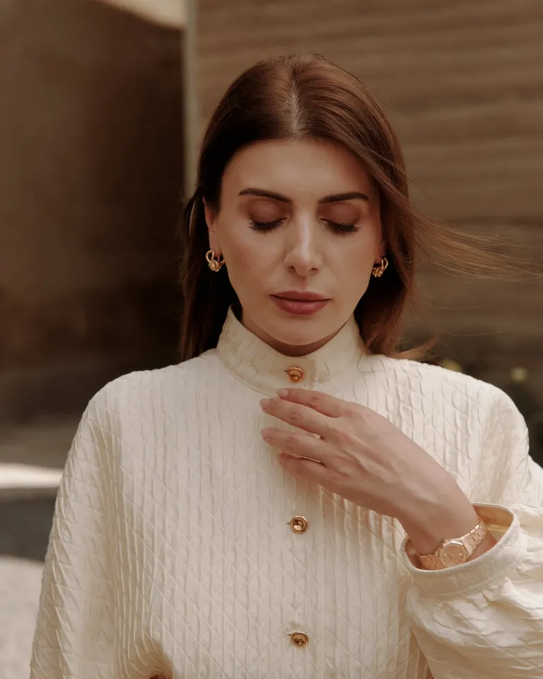 Блуза и юбка Loro Piana, серьги Bottega Veneta