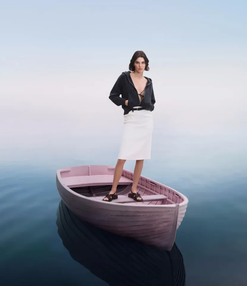 Prada на своей волне: кто взошел на борт летней кампании?