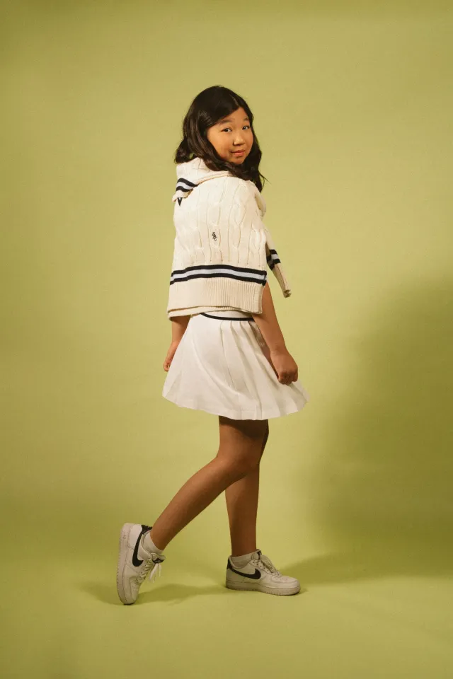 На Елназ – [вязанный пуловер](https://viled.kz/item/375684?utm_source=Tatler&utm_medium=120825&utm_campaign=chess) и [теннисное платье](https://viled.kz/item/375674?utm_source=Tatler&utm_medium=120825&utm_campaign=chess) от Sporty&Rich