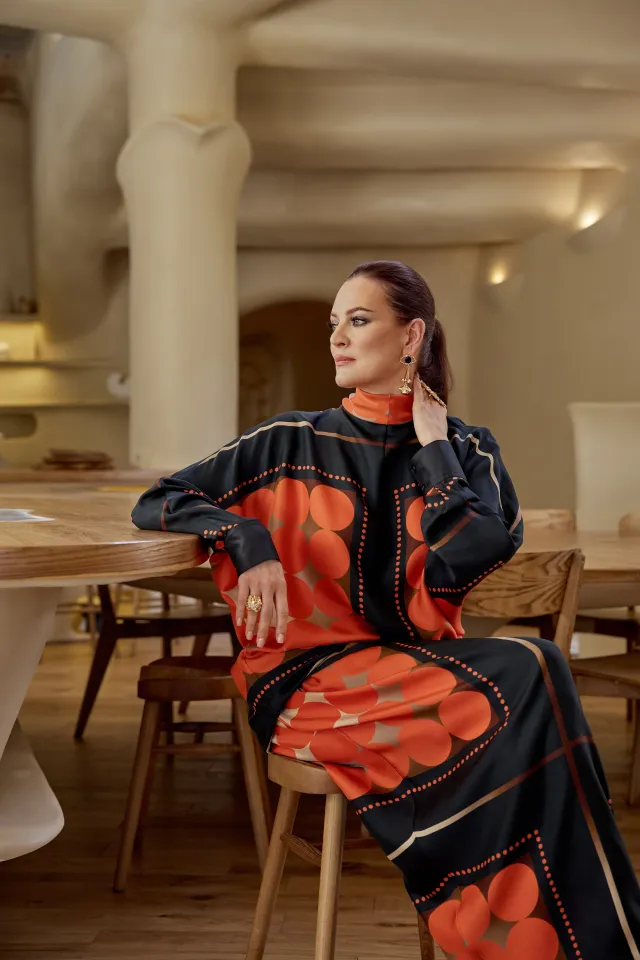 Блуза и юбка Khaite
Сандали The Row
Украшения Schiaparelli