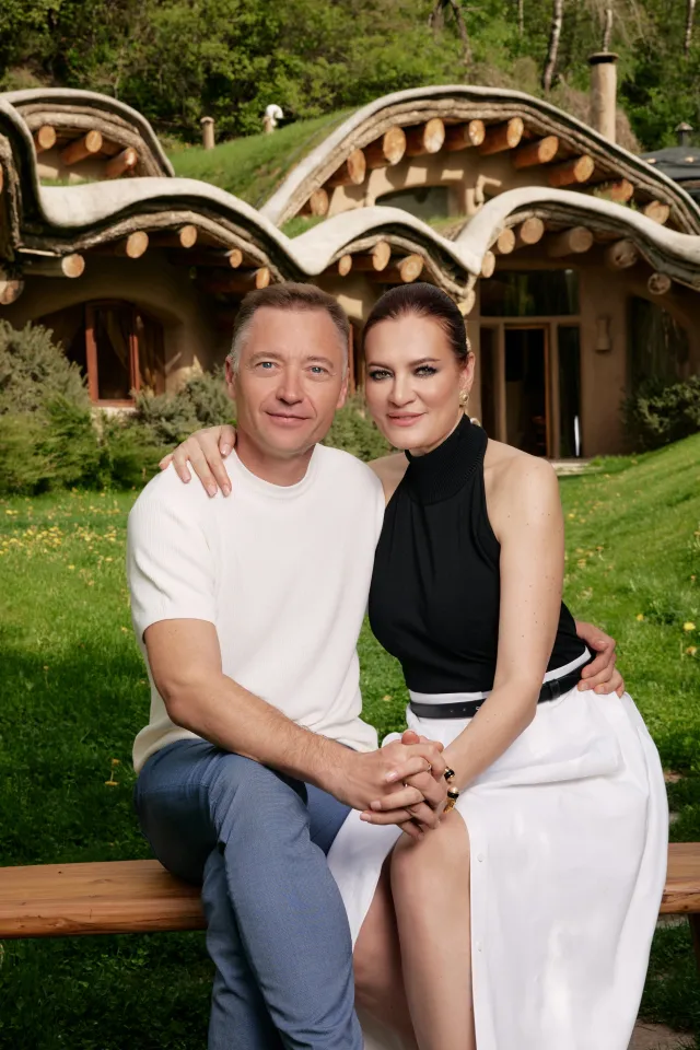 Топ, юбка, пояс Max Mara
Винтажные браслет и серьги Chanel