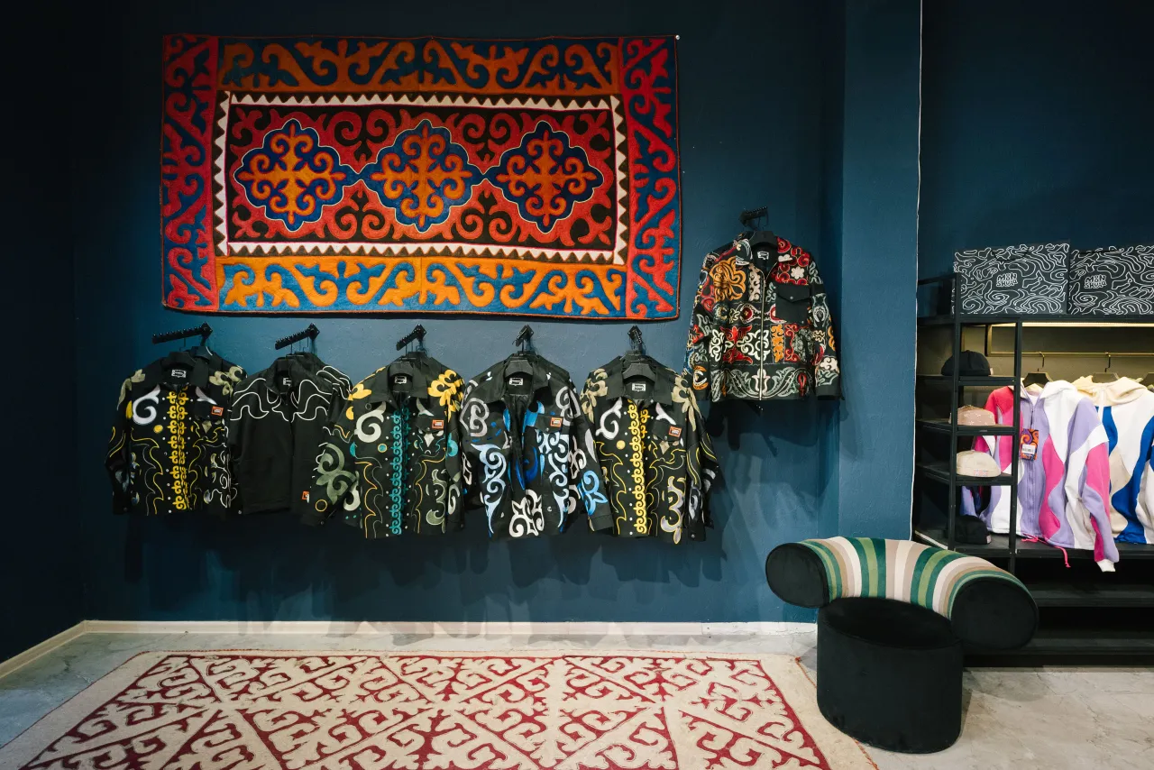 Роскошные шапаны и изысканные украшения: где обновить гардероб к Наурызу?